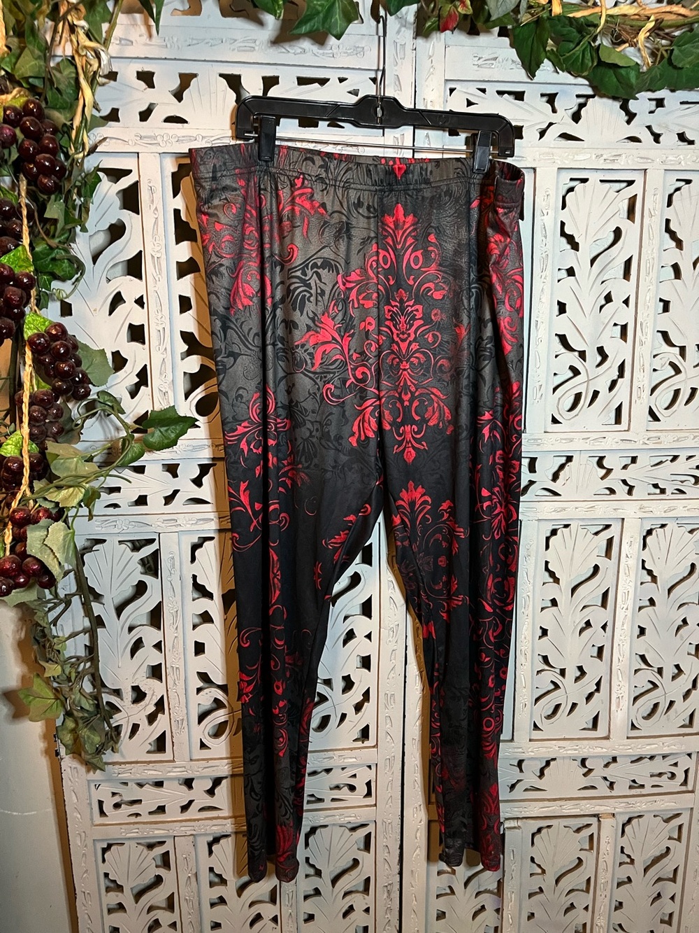 DARING BLACK & RED DAMASK PATTERNED HIGH-WAISTED PLUS SIZE LEGGINGS